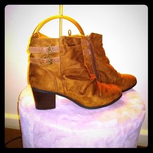 ***BRAND NEW*** Suede heeled ankle bootie